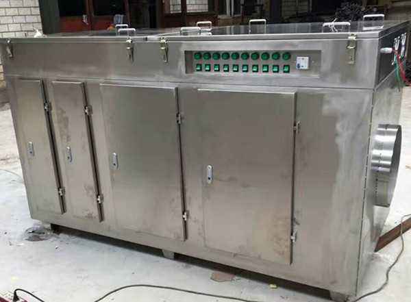 该胶鞋厂除臭设备的原理就是一系列的化学反应，让有机废气变成无污染的二氧化碳和水，在该设备的后面又加入了一个等离子净化器，药水洗涤设备净化率在百分之八十左右，经过等离子净化器以后净化率达到了百分之九十五以上，达到了当地排放标准，目前已经正常使用之中，我们保证每套设备都会检测达标，不让客户失望。