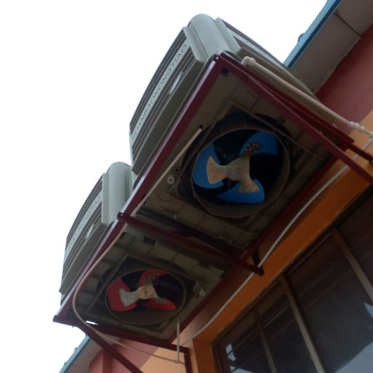 换句话说就是车间内只有部分区域有工作岗位，这个时候就非常适合采用岗位定点降温，人员岗位在哪里，湿帘冷风机送风管道就走管道、开风口，对着工作岗位上的工人降温。没有人员工作的区域就暂不进行降温。